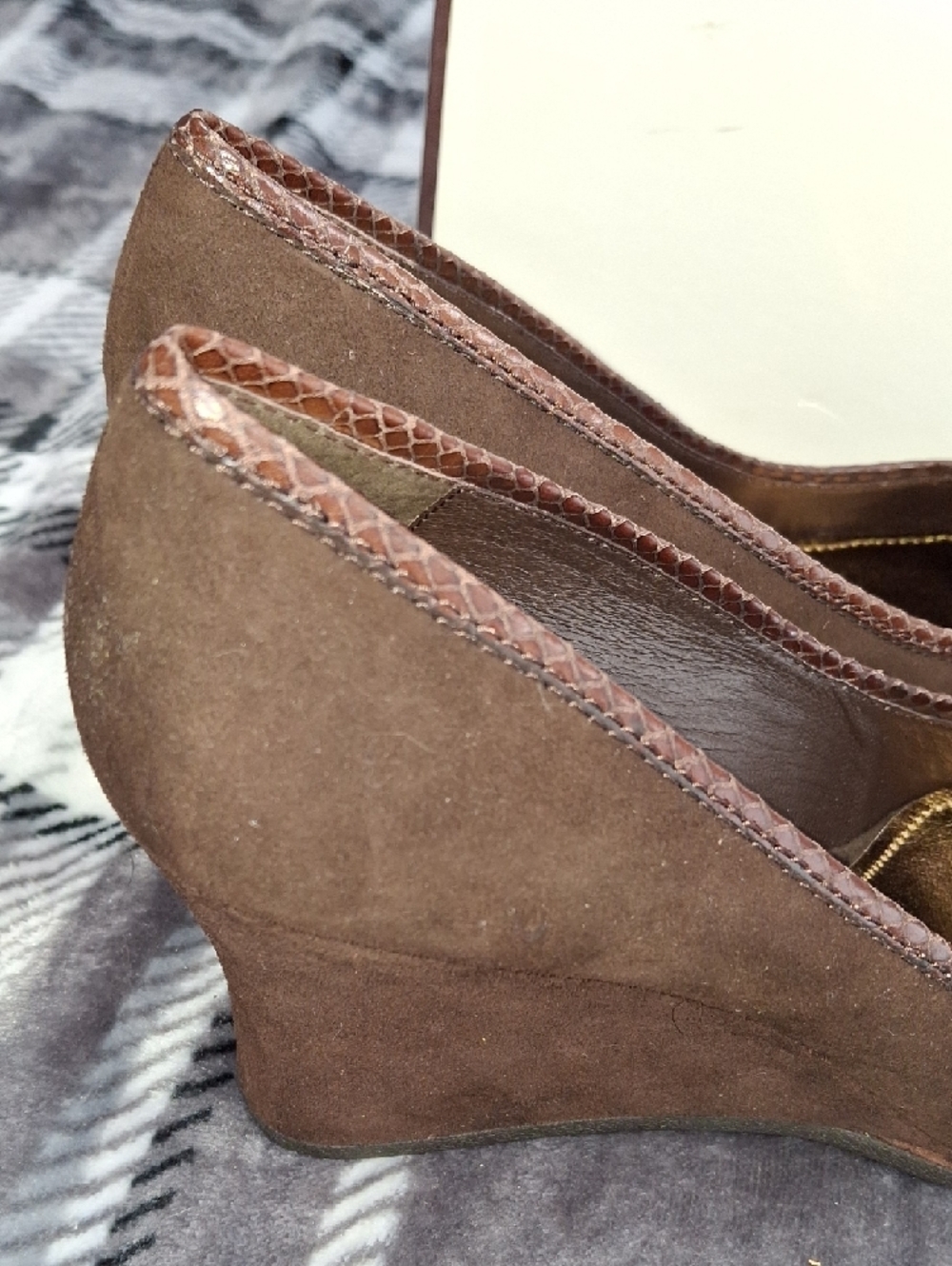 Vintage Coach Brown Suede Bow Pumps with Gold Insole - Picture 7 of 15